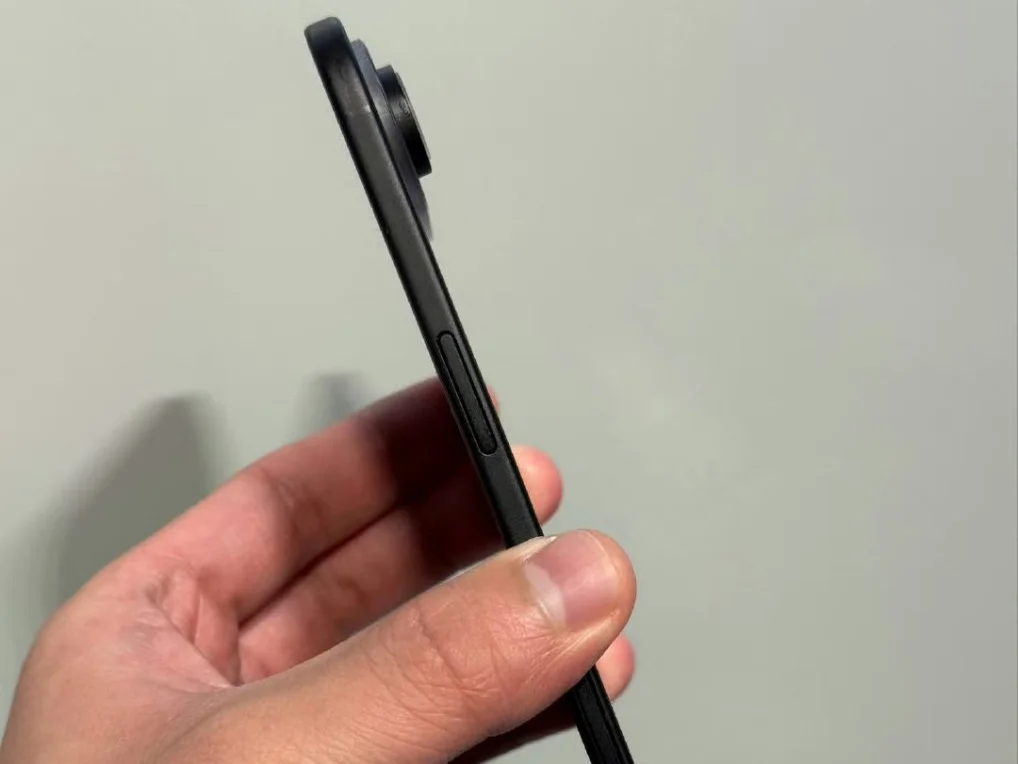 iPhone 17 Air؛ نمایشگری فوق‌باریک، اما شکننده